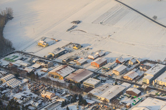 Vue aérienne de Zone industrielle de Gereut en hiver sous la neige à Hatzenbühl dans le département Rhénanie-Palatinat, Allemagne