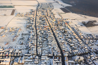 Vue aérienne de Gartenstr, Luitpoldstraße en hiver avec de la neige à Hatzenbühl dans le département Rhénanie-Palatinat, Allemagne