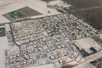 Vue aérienne de Nouvelle zone de développement dans les carrières d'argile en hiver avec de la neige à Rheinzabern dans le département Rhénanie-Palatinat, Allemagne