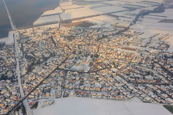 Vue aérienne de Vue de la ville depuis le sud-ouest en hiver avec de la neige à Rheinzabern dans le département Rhénanie-Palatinat, Allemagne