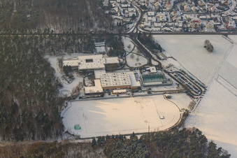 Vue aérienne de IGS Rheinzabern, Römerbergschule en hiver avec de la neige à Rheinzabern dans le département Rhénanie-Palatinat, Allemagne