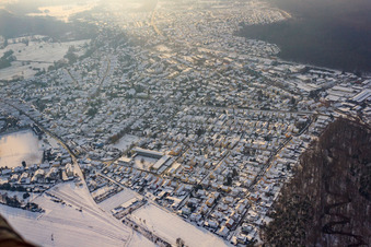 Vue aérienne de L'école primaire Lina Sommer en hiver avec de la neige à Jockgrim dans le département Rhénanie-Palatinat, Allemagne