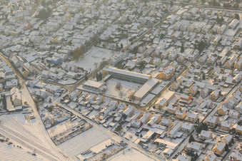 Vue aérienne de L'école primaire Lina Sommer en hiver avec de la neige à Jockgrim dans le département Rhénanie-Palatinat, Allemagne
