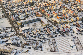 Photographie aérienne de L'école primaire Lina Sommer en hiver avec de la neige à Jockgrim dans le département Rhénanie-Palatinat, Allemagne