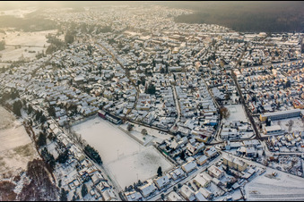 Vue aérienne de Terrain de football du TSG en hiver avec de la neige à Jockgrim dans le département Rhénanie-Palatinat, Allemagne