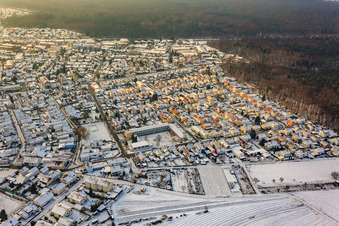 Vue aérienne de Schelmenwaldstraße en hiver avec de la neige à Jockgrim dans le département Rhénanie-Palatinat, Allemagne