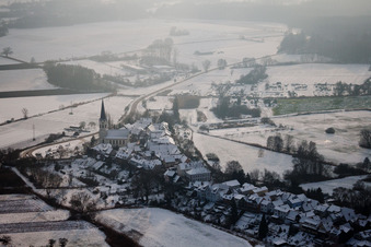 Vue aérienne de L'église enneigée de Hinterstädel à Jockgrim dans le département Rhénanie-Palatinat, Allemagne