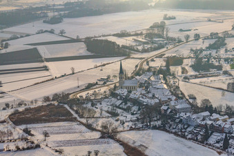 Vue aérienne de Saint-Denys à Hinterstädel en hiver sous la neige à Jockgrim dans le département Rhénanie-Palatinat, Allemagne