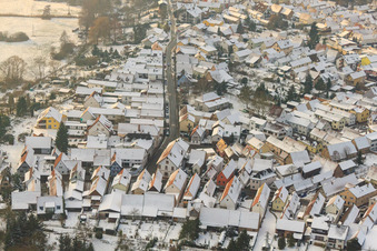 Vue aérienne de Bahnhofstraße en hiver avec de la neige à Jockgrim dans le département Rhénanie-Palatinat, Allemagne