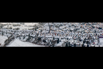 Vue aérienne de Panorama hivernal enneigé du village - vue sur la Ludwigstrasse à Jockgrim dans le département Rhénanie-Palatinat, Allemagne