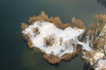 Vue aérienne de Péninsule du lac de carrière Johanneswiese en hiver avec de la neige à Jockgrim dans le département Rhénanie-Palatinat, Allemagne