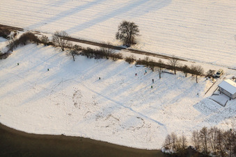 Vue aérienne de Zone de loisirs de Johanneswiesen en hiver avec de la neige à Jockgrim dans le département Rhénanie-Palatinat, Allemagne