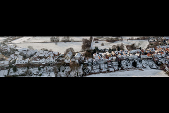 Vue aérienne de Panorama hivernal enneigé du village - vue sur la Ludwigstrasse à Jockgrim dans le département Rhénanie-Palatinat, Allemagne