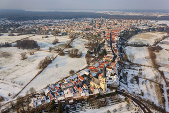 Vue oblique de Saint-Denys à Hinterstädel en hiver sous la neige à Jockgrim dans le département Rhénanie-Palatinat, Allemagne