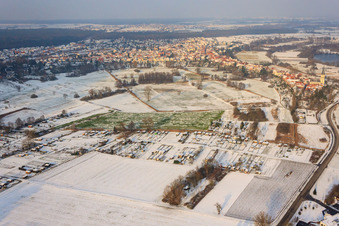 Vue aérienne de Parcelles de jardin en hiver avec de la neige à Jockgrim dans le département Rhénanie-Palatinat, Allemagne