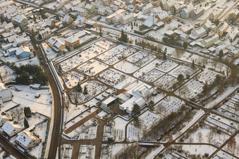 Vue aérienne de Cimetière en hiver avec de la neige à Wörth am Rhein dans le département Rhénanie-Palatinat, Allemagne