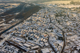 Vue aérienne de Luitpoldstraße en hiver avec de la neige à Wörth am Rhein dans le département Rhénanie-Palatinat, Allemagne