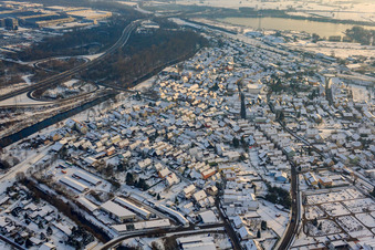 Vue aérienne de Luitpoldstraße en hiver avec de la neige à Wörth am Rhein dans le département Rhénanie-Palatinat, Allemagne