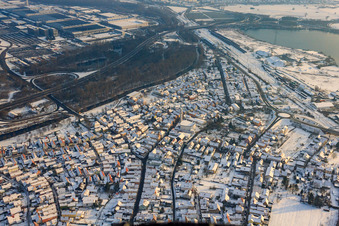 Vue aérienne de Bahnhofstraße en hiver avec de la neige à Wörth am Rhein dans le département Rhénanie-Palatinat, Allemagne