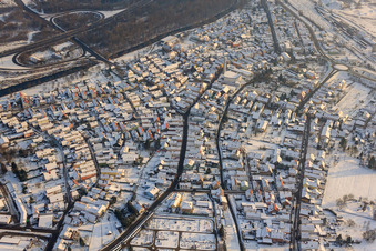 Vue aérienne de Bahnhofstraße en hiver avec de la neige à Wörth am Rhein dans le département Rhénanie-Palatinat, Allemagne