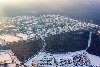 Vue aérienne de Dorschberg en hiver avec de la neige à Wörth am Rhein dans le département Rhénanie-Palatinat, Allemagne