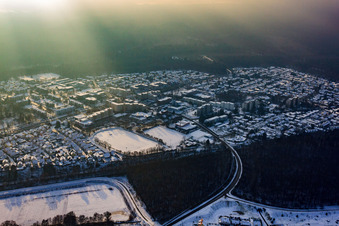 Vue aérienne de Dorschberg en hiver avec de la neige à Wörth am Rhein dans le département Rhénanie-Palatinat, Allemagne