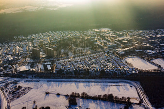 Vue aérienne de Birkenstraße en hiver avec de la neige à Wörth am Rhein dans le département Rhénanie-Palatinat, Allemagne
