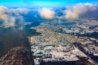 Vue aérienne de Vue de la ville depuis l'ouest en hiver avec de la neige à Jockgrim dans le département Rhénanie-Palatinat, Allemagne