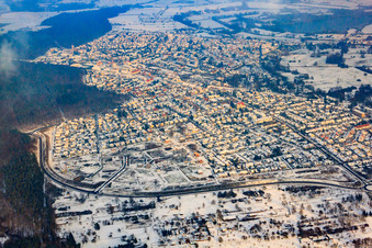 Vue aérienne de Vue de la ville depuis l'ouest en hiver avec de la neige à Jockgrim dans le département Rhénanie-Palatinat, Allemagne