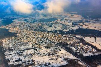 Photographie aérienne de Vue de la ville depuis l'ouest en hiver avec de la neige à Jockgrim dans le département Rhénanie-Palatinat, Allemagne
