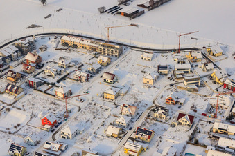 Vue d'oiseau de Sur le sentier de haute montagne en hiver avec de la neige à Kandel dans le département Rhénanie-Palatinat, Allemagne
