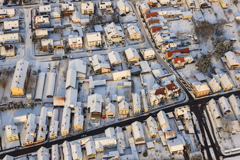 Vue aérienne de Saarstraße x Hubstraße en hiver avec de la neige à Kandel dans le département Rhénanie-Palatinat, Allemagne