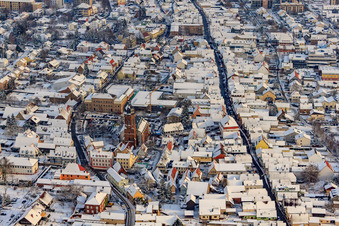 Vue aérienne de Marché de Noël à Plätzl et autour de l'église Saint-Georges sous la neige à Kandel dans le département Rhénanie-Palatinat, Allemagne