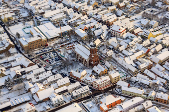 Photographie aérienne de Marché de Noël à Plätzl et autour de l'église Saint-Georges sous la neige à Kandel dans le département Rhénanie-Palatinat, Allemagne