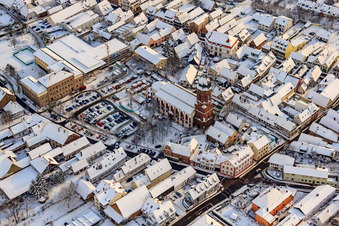 Marché de Noël à Plätzl et autour de l'église Saint-Georges sous la neige à Kandel dans le département Rhénanie-Palatinat, Allemagne d'en haut