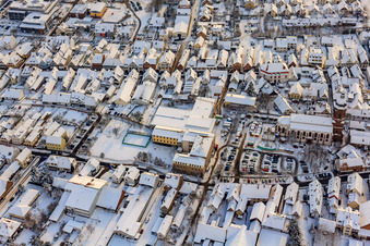 Marché de Noël à Plätzl et autour de l'église Saint-Georges sous la neige à Kandel dans le département Rhénanie-Palatinat, Allemagne hors des airs