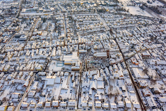 Marché de Noël à Plätzl et autour de l'église Saint-Georges sous la neige à Kandel dans le département Rhénanie-Palatinat, Allemagne vue d'en haut