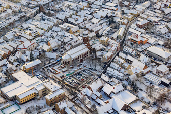 Marché de Noël à Plätzl et autour de l'église Saint-Georges sous la neige à Kandel dans le département Rhénanie-Palatinat, Allemagne depuis l'avion