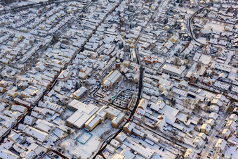 Vue d'oiseau de Marché de Noël à Plätzl et autour de l'église Saint-Georges sous la neige à Kandel dans le département Rhénanie-Palatinat, Allemagne