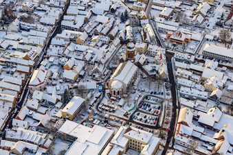 Marché de Noël à Plätzl et autour de l'église Saint-Georges sous la neige à Kandel dans le département Rhénanie-Palatinat, Allemagne vue du ciel