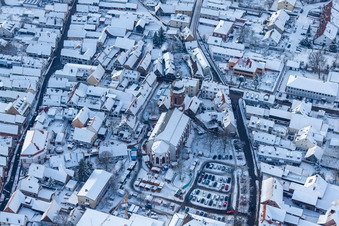 Vue aérienne de Vue aérienne hivernale de la zone événementielle du marché de Noël « Kandeler Christkindl-Markt » et des cabanes de vente et des stands sur la place du marché autour de l'église Saint-Georges à Kandel dans le département Rhénanie-Palatinat, Allemagne