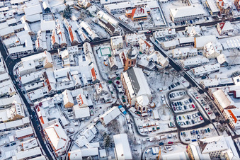 Vue aérienne de L'église Saint-Georges en hiver sous la neige à Kandel dans le département Rhénanie-Palatinat, Allemagne