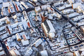 Image drone de Marché de Noël à Plätzl et autour de l'église Saint-Georges sous la neige à Kandel dans le département Rhénanie-Palatinat, Allemagne