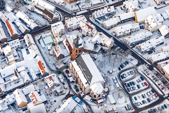 Marché de Noël à Plätzl et autour de l'église Saint-Georges sous la neige à Kandel dans le département Rhénanie-Palatinat, Allemagne du point de vue du drone