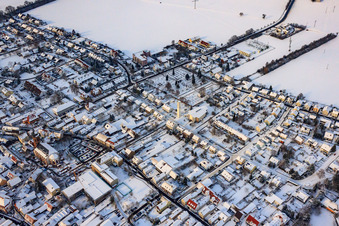 Vue aérienne de Goethestraße en hiver avec de la neige à Kandel dans le département Rhénanie-Palatinat, Allemagne