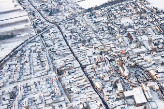 Vue aérienne de Dans la neige à Kandel dans le département Rhénanie-Palatinat, Allemagne