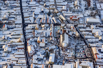Marché de Noël à Plätzl et autour de l'église Saint-Georges sous la neige à Kandel dans le département Rhénanie-Palatinat, Allemagne d'un drone