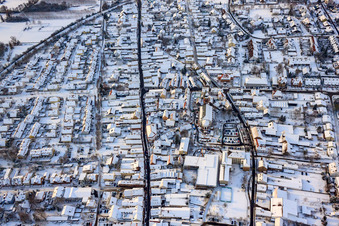 Marché de Noël à Plätzl et autour de l'église Saint-Georges sous la neige à Kandel dans le département Rhénanie-Palatinat, Allemagne vu d'un drone