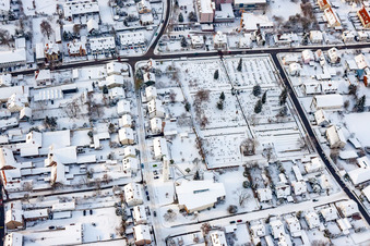 Vue aérienne de Église catholique Saint-Pie, cimetière à Kandel dans le département Rhénanie-Palatinat, Allemagne