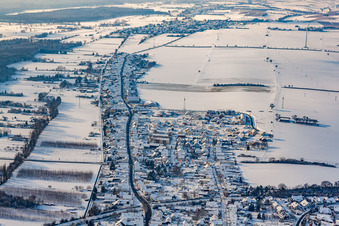 Saarstraße en hiver avec de la neige à Kandel dans le département Rhénanie-Palatinat, Allemagne d'en haut